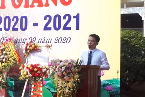 Thầy hiệu trưởng Hà Quang Vinh.