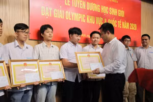 Phó Giám đốc ĐHQGHN Phạm Bảo Sơn trao Bằng khen cho 10 em học sinh đạt thành tích xuất sắc