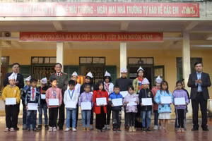 Đại diện Bộ GD&ĐT trao học bổng Vừ A Dính cho học sinh Trường TH&THCS thị trấn Mường Lát.