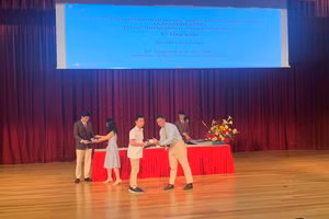  Đỗ Gia Bảo lên nhận Huy chương Vàng Apmops 2023 tại Singapore.