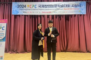 Em Vũ Nguyễn Khôi Nguyên – học sinh lớp 8A7 (phải) và em Trần Thị Thùy Dương – học sinh Trường Hà Nội Amsterdam, bạn cùng đội nghiên cứu (trái).