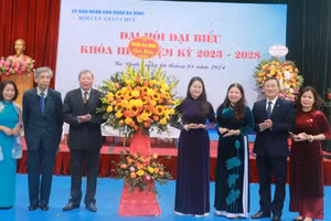 Lãnh đạo UBND quận Ba Đình và Phòng GD&ĐT chúc mừng Hội Cựu giáo chức quận.