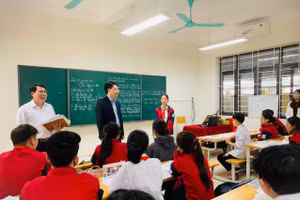 Ông Đỗ Văn Quý - Trưởng phòng GD&ĐT TP Bắc Giang thăm hỏi động viên thầy và trò các nhà trường ngày đầu tới trường sau Tết.