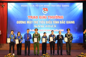 Ông Mai Sơn - PCT Thường trực UBND tỉnh Bắc Giang (thứ 2 từ phải sang) tuyên dương gương mặt trẻ tiêu biểu.
