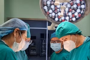 Các bác sĩ BV Nhi Đồng Thành Phố đang phẫu thuật cho nam bệnh nhân. (Ảnh: BVCC).