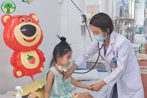 Bác sĩ đang thăm khám cho bệnh nhi. (Ảnh: BVCC).