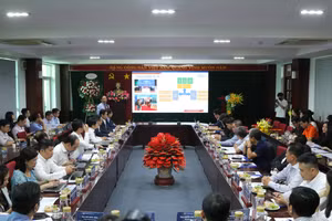 PGS.TS. Nguyễn Anh Phong, Trưởng khoa Tài chính - Ngân hàng, Trường ĐH Kinh tế - Luật, ĐH Quốc gia TPHCM giới thiệu về ngành Công nghệ tài chính (Fintech) tại toà đàm. (Ảnh: Cẩm Anh)