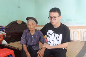 Cậu học trò Đỗ Xuân Thành (Hoằng Hóa, Thanh Hóa) bên bà nội của mình. Ảnh: LT.