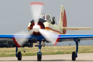 Romania dùng 'máy bay bà già' Yak-52 để huấn luyện phi công F-16