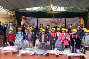 Chương trình "Áo ấm vùng cao - cơm có thịt được tổ chức tại trường phổ thông DTBT Tiểu học Hua Bum.