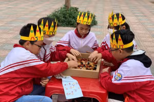 Học sinh trường Tiểu học Bắc Lệnh, TP Lào Cai lắp ghép mô hình Lego.