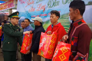 Trao quà tặng các hộ gia đình có hoàn cảnh khó khăn bản Tả Chải.