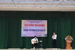 Ngoại khóa chuyên đề "Chủ động, tự tin trong học tập và giao tiếp" tại Trường THPT thị xã Kỳ Anh.