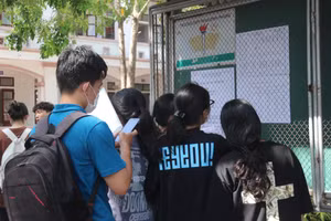Thí sinh kiểm tra kỹ các thông báo tại điểm thi Trường THPT Phan Đình Phùng.