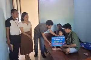 Đại diện VP Báo GD&TĐ khu vực MT-TN trao số tiền 52.020.000 đồng của bạn đọc đến gia đình em Nguyễn Thị Hải Yến.