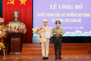 Thứ trưởng Bộ Công an Lê Văn Tuyến trao Quyết định điều động, bổ nhiệm Thượng tá Nguyễn Hồng Phong giữ chức vụ Giám đốc Công an Hà Tĩnh.