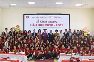 Các giảng viên và sinh viên trong lễ khai giảng