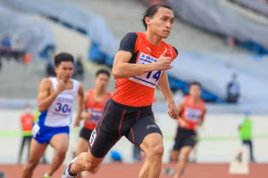Nhật Hoàng về nhất vòng loại chạy 400m nam.