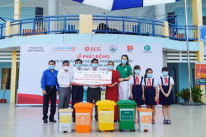 Ban giám hiệu Trường TH Long Sơn 2 cùng đại diện tập đoàn SCG phát động phong trào.