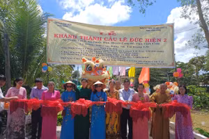 Đại diện nhà tài trợ và chính quyền địa phương cắt băng khánh thành cầu.