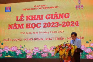 Ông Nguyễn Thanh Nghị, Bộ trưởng Bộ Xây dựng phát biểu tại lễ khai giảng năm học mới.