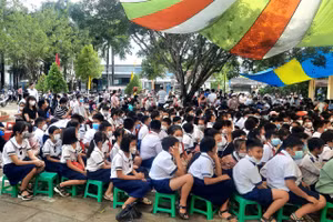 Học sinh Vĩnh Long tựu trường ngày 28/8.