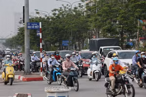 Nhiều tuyến phố tại Hà Nội đông đúc trở lại mặc dù vẫn đang trong thời gian giãn cách xã hội theo Chỉ thị 16.