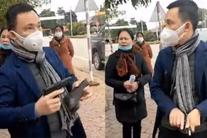 Hình ảnh Hồ Văn Nam lên đạn khẩu súng (Ảnh cắt từ video clip).