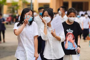 Thí sinh Nghệ An thoái mái sau khi hoàn thành bài thi môn Ngữ văn.