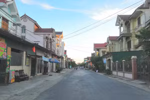 Tuyến đường làng sầm uất với những dãy nhà cao tầng ở huyện Yên Thành (Nghệ An).