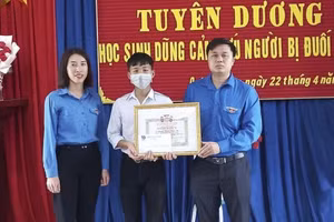 Huyện đoàn Quỳnh Lưu (Nghệ An) tặng giấy khen cho em Đặng Ngọc Thái An.