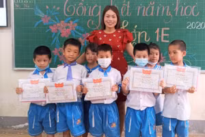 Cô Nguyễn Thị Nhung và các học trò của mình. Ảnh: NVCC.