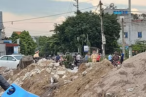 Lực lượng chức năng bảo vệ hiện trường vụ việc. Ảnh: Vietnamnet