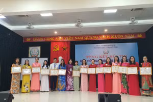 Ban tổ chức trao giấy chứng nhận cho các giáo viên đạt giải Khuyến khích tại Hội thi