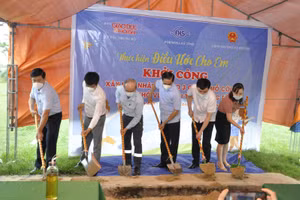 Báo GD&TĐ cùng mạnh thường quân khởi công nhà cho 3 chị em mồ côi học giỏi