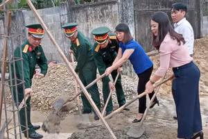 CBCS Bộ Chỉ huy quán sự huyện cùng các đoàn thể góp thêm ngày công xây dựng nhà tình nghĩa cho bà Hồ Thị Lài.