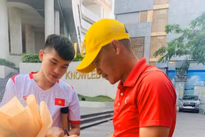 Lê Công Vinh tặng quả bóng có chữ ký cho em Trường Thịnh.