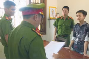 Cơ quan Cảnh sát điều tra Công an tỉnh Đắk Lắk thi hành Quyết định khởi tố, bắt tạm giam đối tượng Lê Văn Phúc để điều tra về hành vi giết người (Ảnh: C.A).