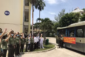 Lãnh đạo Bệnh viện 199 Bộ Công an chào các y bác sĩ lên đường làm nhiệm vụ. 