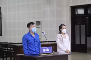 Hai bị cáo Vi và Phong tại phiên tòa. 