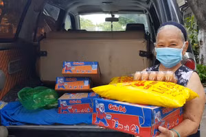 Người dân nhận quà hỗ trợ của thành phố. Ảnh tư liệu. 