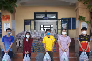 Trường Đại học Kinh tế Đại học Đà Nẵng hỗ trợ nhu yếu phẩm cho sinh viên đang lưu trú tại trường. 
