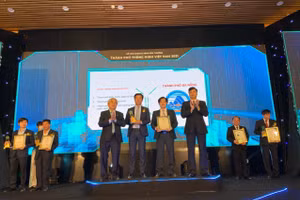 Đại diện TP Đà Nẵng nhận giải thưởng thành phố Thông minh Việt Nam 2021. 