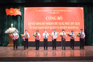 Bí thư Thành ủy Nguyễn Văn Quảng (thứ 4, từ trái sang) trao quyết định bổ nhiệm cho các Chủ tịch UBND quận và huyện đảo Hoàng Sa.