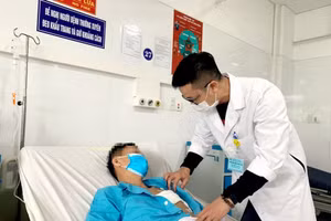 Các bác sĩ thăm khám cho bệnh nhân. Ảnh: Bệnh viện cung cấp. 