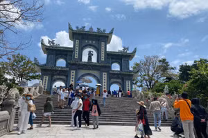 Du khách tham quan chùa Linh Ứng ở bán đảo Sơn Trà TP Đà Nẵng. 