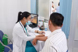 Các bác sĩ tư vấn cho người dân trước khi tiêm vắc xin. 
