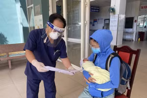 Sản phụ L.T.M.M cùng con ra viện. 
