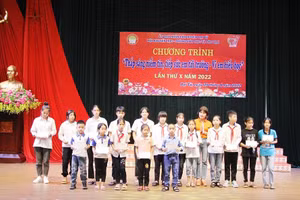 Những phần quà nhỏ nhưng có ý nghĩa vô cùng lớn của Công ty Núi pháo dành cho học sinh trên địa bàn huyện Đại Từ
