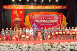 Ông Nguyễn Bá Hoan, Thứ trưởng Bộ Lao động - Thương binh và Xã hội và bà Nguyễn Thanh Hải, Ủy viên Trung ương Đảng, Bí thư Tỉnh uỷ, Trưởng đoàn ĐBQH tỉnh Thái Nguyên tặng quà cho người có công với cách mạng